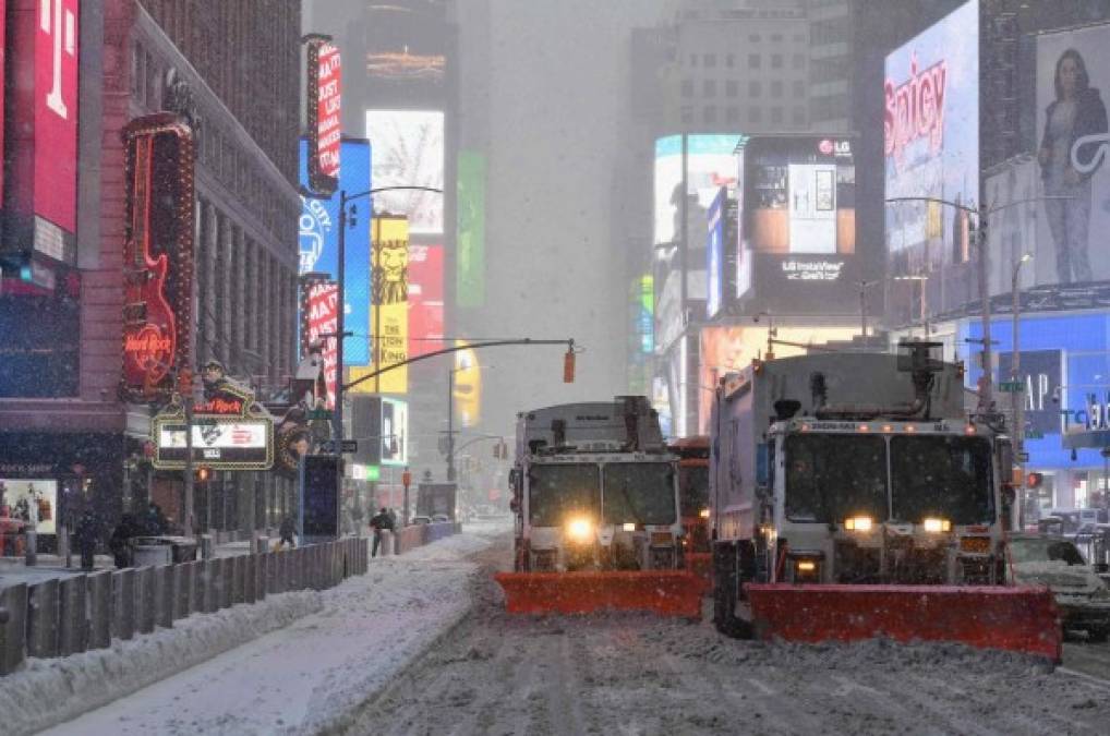 "En tanto, Nueva York ha movilizado unos 2,000 quitanieves para recibir la que posiblemente sea la mayor tormenta de nieve que azota la ciudad desde 2016. "