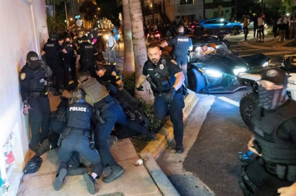 Las autoridades de Miami Beach ordenaron este fin de semana el toque de queda a partir de las 8 de la noche de hoy y cerrarán los viaductos de acceso a esta turística isla de Florida debido a las masas incontrolables durante el receso universitario de Spring Break.