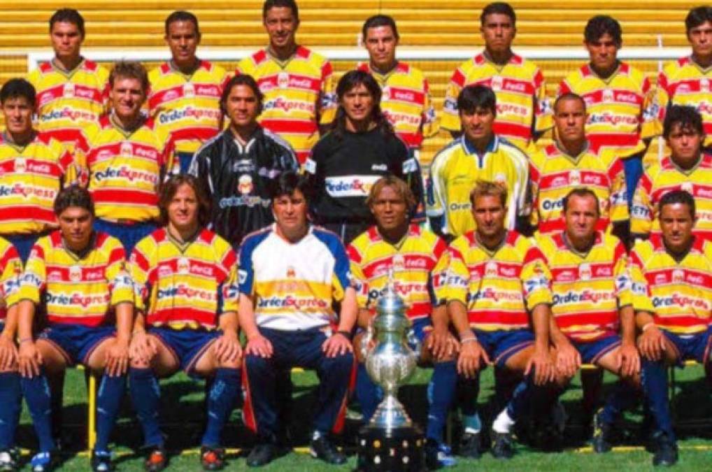 Monarcas Morelia hizo oficial su solicitud de cambio de sede a Mazatlán. En el 200 fue su único título de Liga en donde destacó Carlos Pavón.