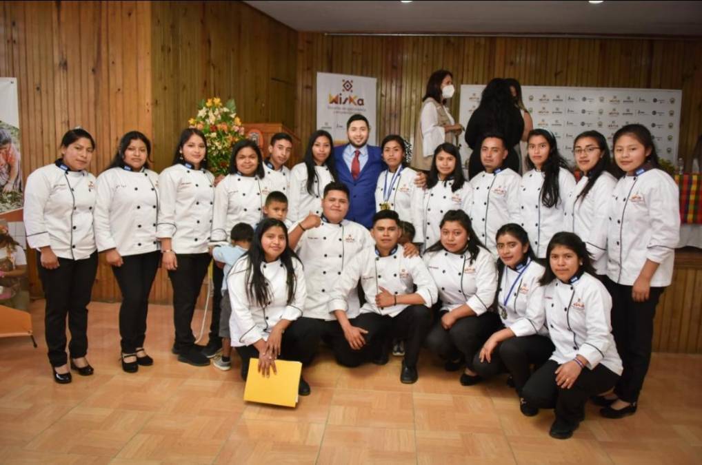 Los jóvenes participan en un programa de prácticas laborales junto a restaurantes y empresas aliadas del programa, que a la fecha han contratado a varios jóvenes Miska, mejorando significativamente su proyección y calidad de vida.