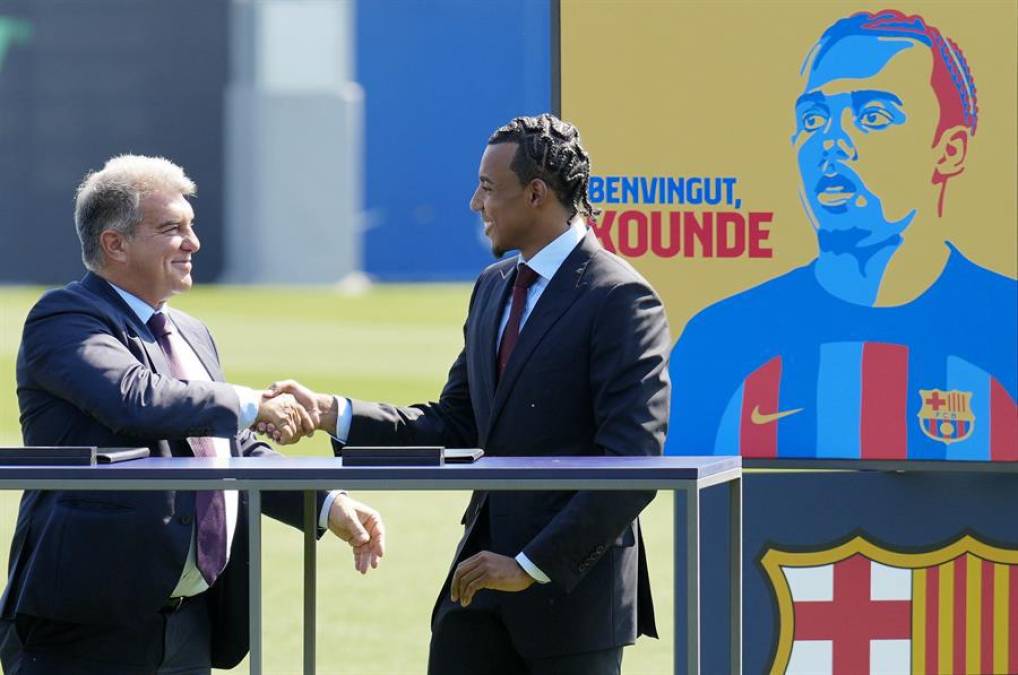 Joan Laporta y Jules Olivier Koundé, han firmado este lunes en la Ciudad Deportiva del club azulgrana el contrato que vincula al jugador francés para las próximas cinco temporadas.