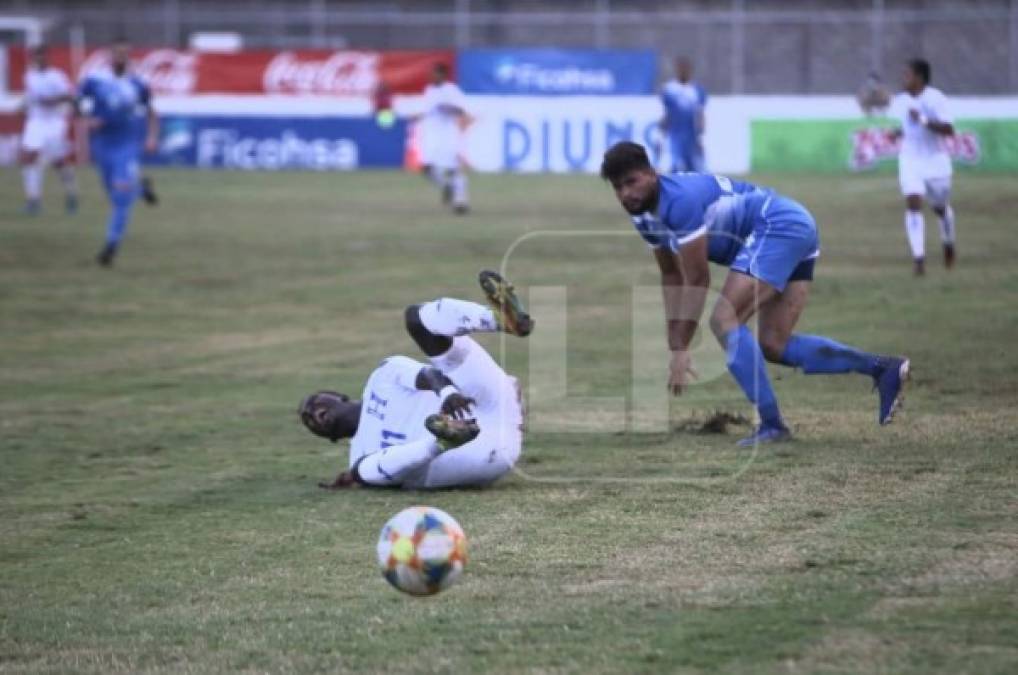 Rubilio quedó tendido en el césped con gestos de dolor tras la dura falta.