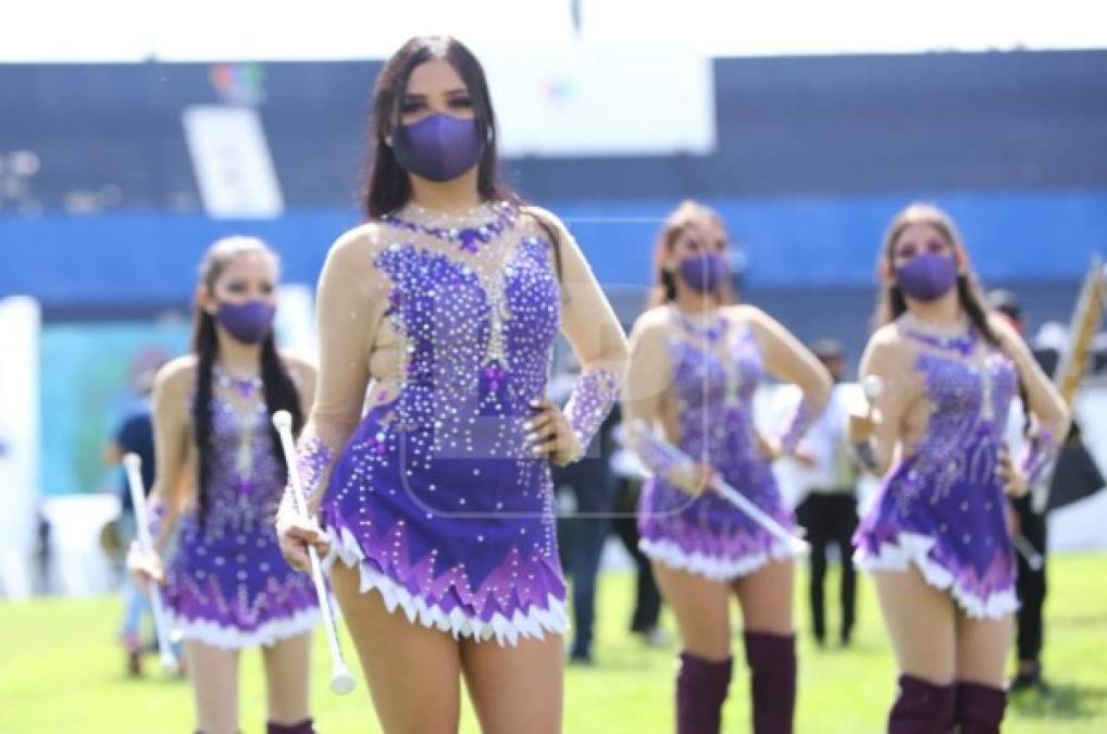 Las alumnas del Central llegaron al Estadio Nacional alrededor de las 9:00 am y se robaron las miradas y aplausos de los presentes.