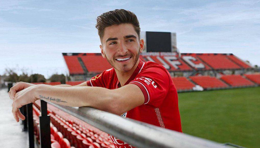 Josh Cavallo le agradeció a su equipo por haberlo ayudado a preparar la propuesta y lo mucho que significó para él.