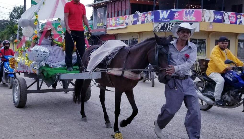 Fue idea de don Omar y doña Estela celebrar sus 25 años de vida matrimonial de esta forma por las calles y avenidas de la ciudad de Tocoa, Colón. Foto Cortesía Carlos Norales 