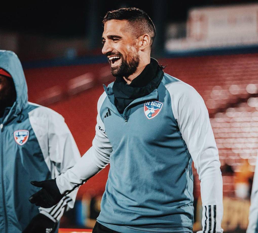 Al parecer el jugador del FC Dallas habría mantenido una relación en secreto luego de comprometerse con la cantautora.