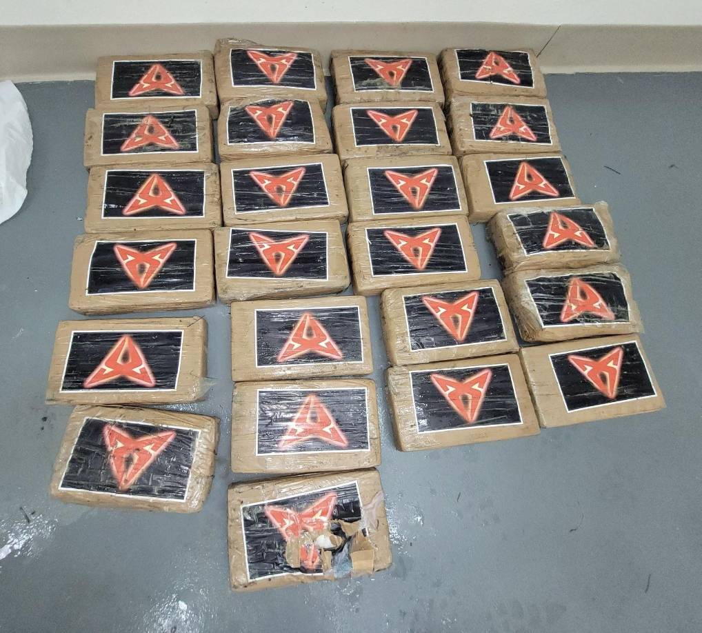 La policía de Florida recuperó 25 kilos de cocaína que fueron hallados en una playa de los cayos tras el paso de Debby.