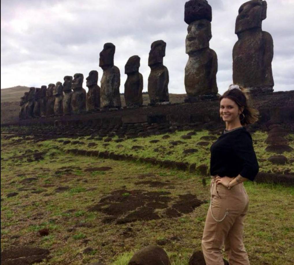 “Ella estaba atada [en una barra de striptease], tenía una bolsa en la cabeza. Empecé a golpearla con un martillo por todo el cuerpo, no muy fuerte. Luego, cuando llegué a la cabeza, comencé a golpearla con fuerza, no estoy seguro de por qué. No sé qué me pasó. Creo que ya estaba muerta, no sabía qué hacer y le corté el cuello con un cuchillo de cocina. Estuve media hora mirándola y luego me fui a casa”, confesó Davide.