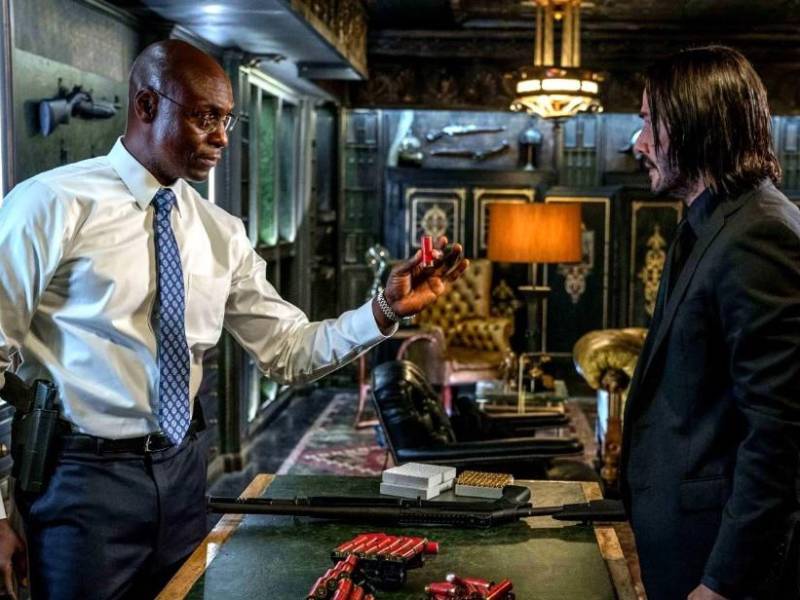 Lance Reddick y Kanu Reeves en una escena de “John Wick 4”, que estrena este jueves en los cines de Honduras.