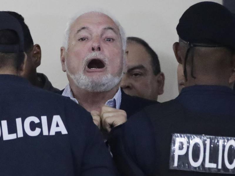 El expresidente de Panamá Ricardo Martinelli (2009-2014) mientras vocifera durante un receso de una audiencia en la Ciudad de Panamá (Panamá).