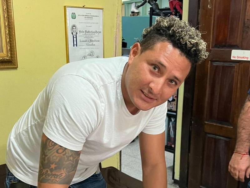 Kevin Hernández en el momento que firmaba contrato.