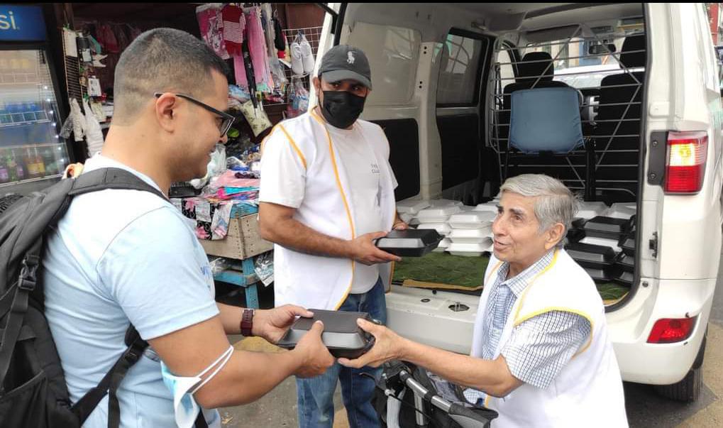 Esta imagen es actual y aparece en la entrega de comida de la organización que le ayuda.