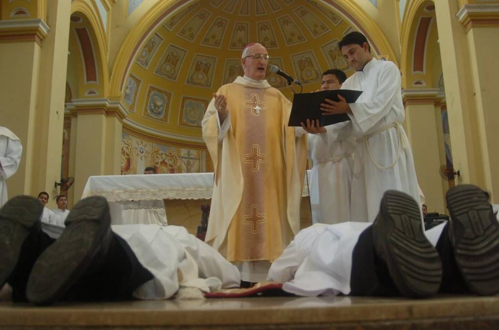 Esa tarde de 1995, el amor de la feligresía desbordó dando la bienvenida a su pastor, ayer tuvo la misma solemnidad, pero los sentimientos fueron encontrados: tristeza, alegría y un infinito agradecimiento.