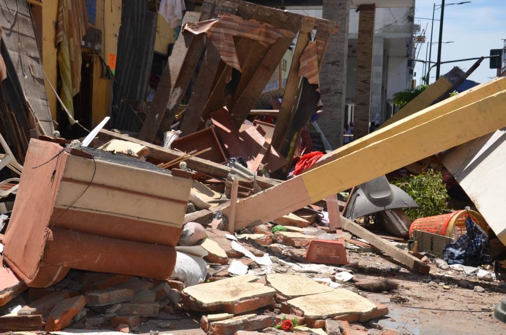 Las imágenes del terremoto que dejó 14 muertos en Ecuador y Perú