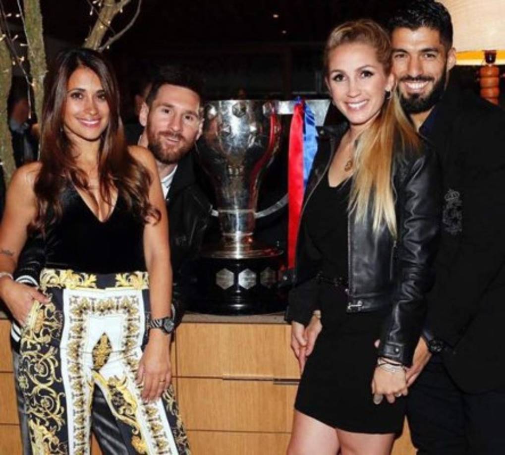 Tras el final del partido, las chicas se fueron de fiesta con los cracks del Barcelona. Antonella junto a Messi con Luis Suárez y su esposa.