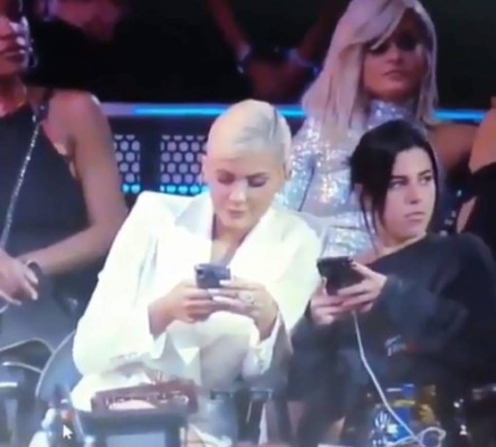 La menor del clan Kardashian-Jenner fue captada usando su celular en la gala.