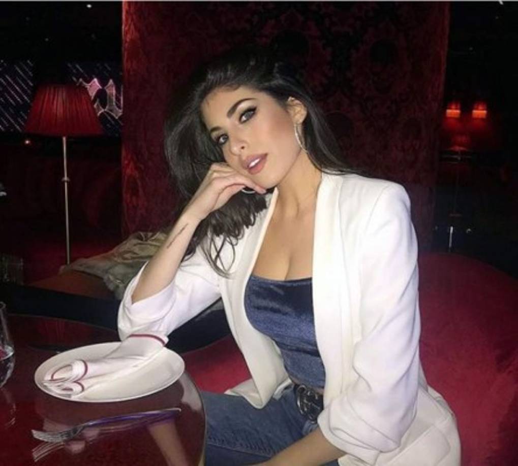 Su perfil se compone de fotos de su vida diaria y muchos posados promocionando los bañadores de su propia marca: Mystery.