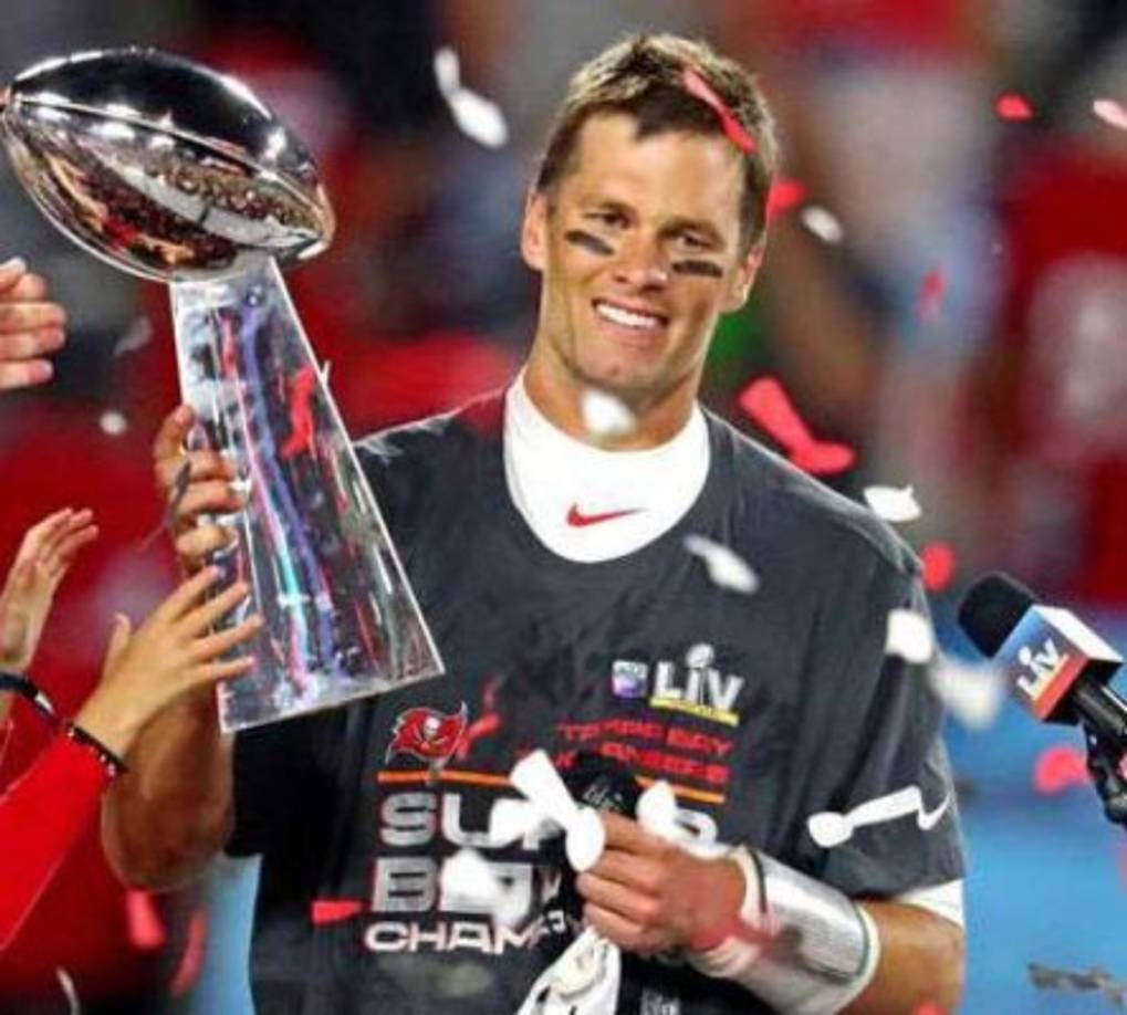 En horas de la tarde consume otro batido, en este caso con proteína en polvo, leche de almendras y más electrolitos.