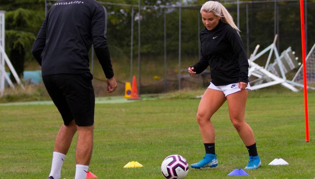 Todos estos hechos llevaron a su equipo, el Charlton Athletic femenino, a tomar una drástica decisión. El material fue analizado por directivos del club y decidieron ponerle fin al contrato de la futbolista.
