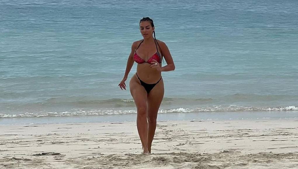 “Dos días para dos”, escribió Georgina Rodríguez junto a una serie de fotos con las que pretende resumir esas 48 horas de desconexión en la playa de Abu Dabi (Emiratos Árabes Unidos) con el futbolista del Al-Nassr.