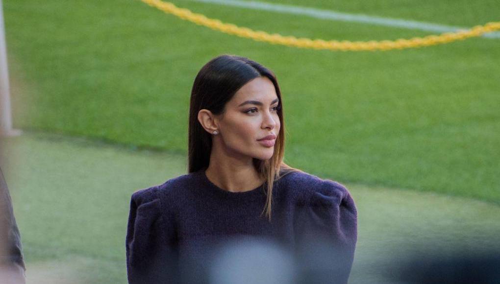 La modelo permanecía en el domicilio familiar, aunque su actitud ante el público denotaba una posible ruptura con Dani Alves.