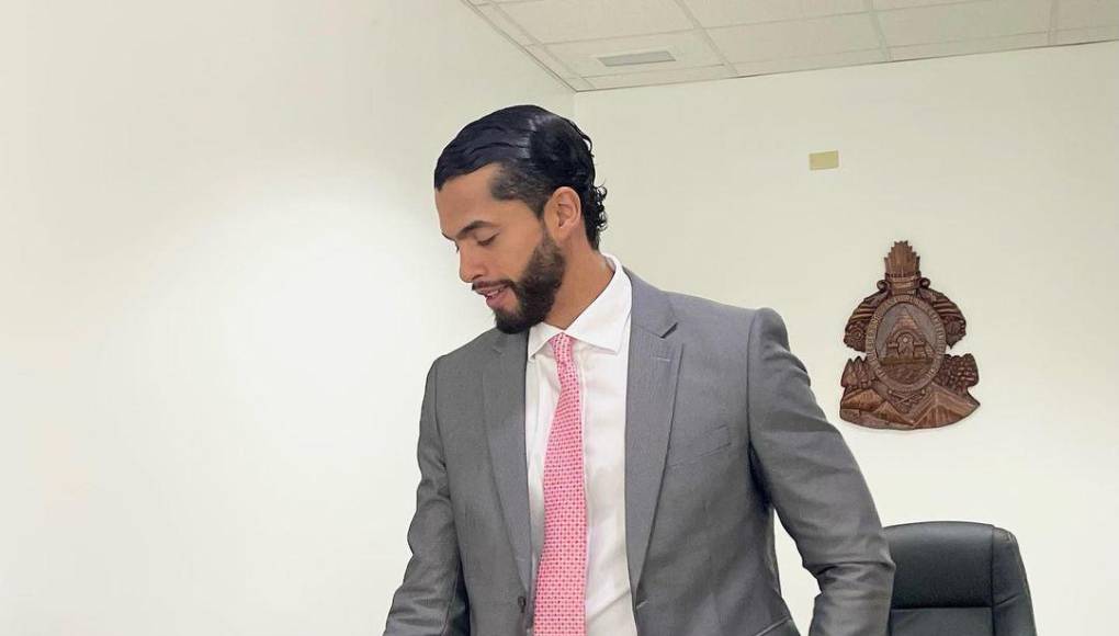 Nelson Muñoz también tiene su titulo como abogado: “Comencé mis estudios en la UNAH, donde inicié estudios en la carrera de Banca y Finanzas, pero luego que inicié a trabajar y el tiempo ahí no me ayudaba mucho, entonces me cambié a derecho en CEUTEC”, confesó en 2019 a OPSA.