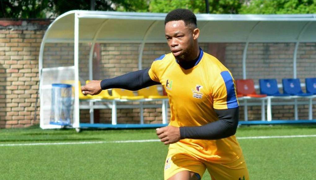 Carlos Róchez: El delantero se quedó sin ligamen tras salvar la categoría con Lobos.