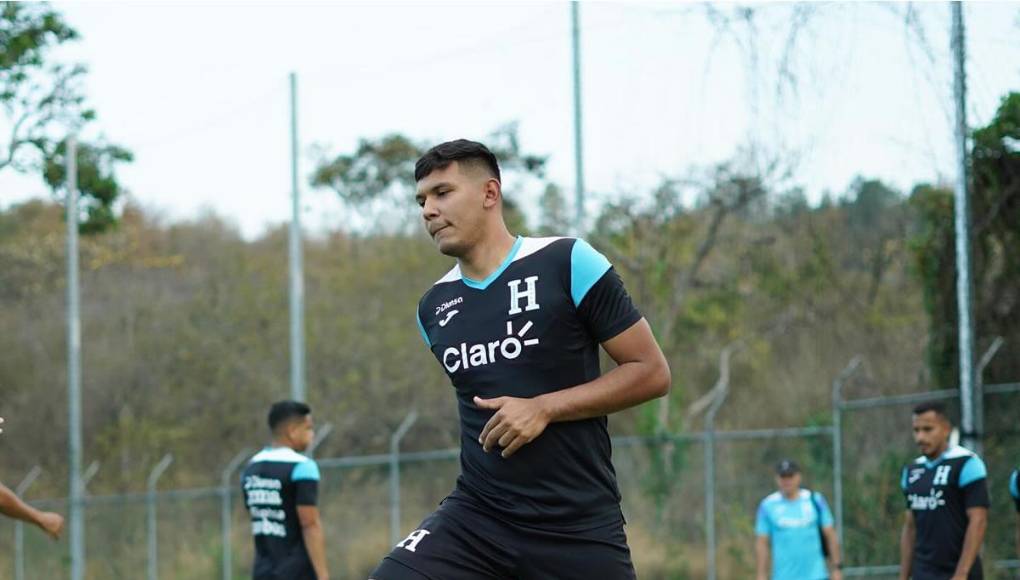 Luis Vega - Es el central izquierdo de Honduras ante los ticos en Frisco, Texas, Estados Unidos. Ha recuperado su mejor versión.