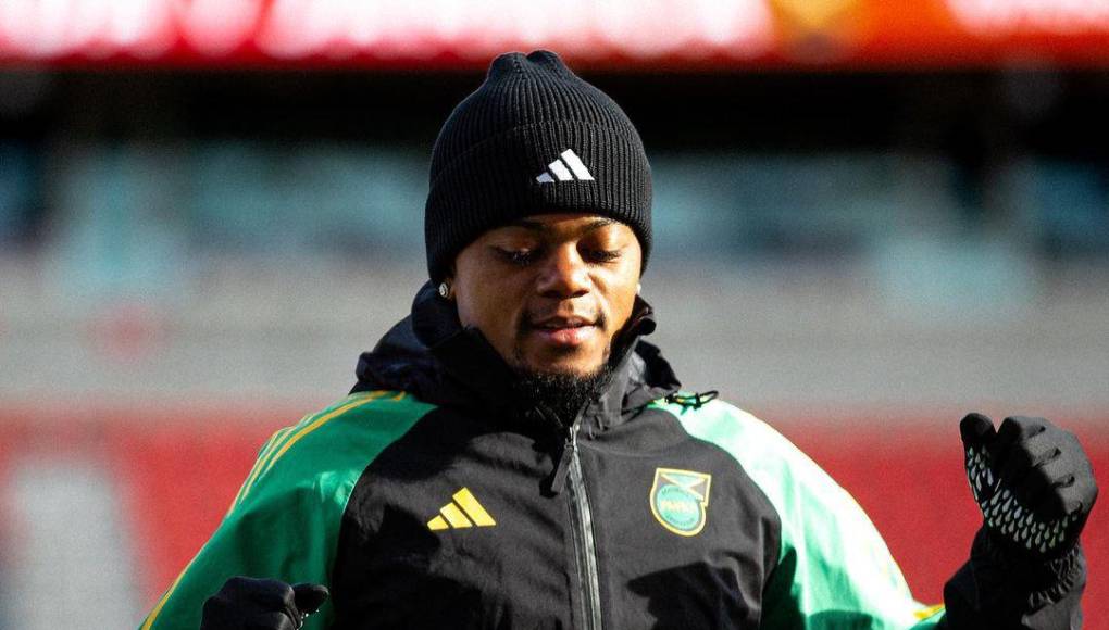 Bailey no se guardó nada y siguió atacando: “”Cuando digo que no hay profesionalidad me refiero a que ni siquiera hay material deportivo adecuado. Cuando llegas al polideportivo lo único que te dan es una camiseta”. Además, aseguró que los obligan a llevar camisa de mujer.