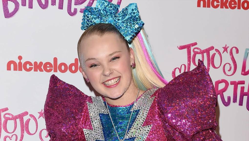 Desde entonces, Jojo Siwa se convirtió en una estrella infantil, seguida y admirada por miles de niñas dentro y fuera de norteamérica. Sus sencillos musicales “Boomerang” y “Kid in a Candy Store” tuvieron gran éxito. En 2021 rompió esquemas al concursar en Dancing with the Star. Ahora a sus 20 años, ha decidido dejar su imagen infantil para darle paso a una más madura, aunque un tanto disruptiva para los más conservadores, que la comparan con la era de Miley Cyrus cuando decidió alejarse de Disney.