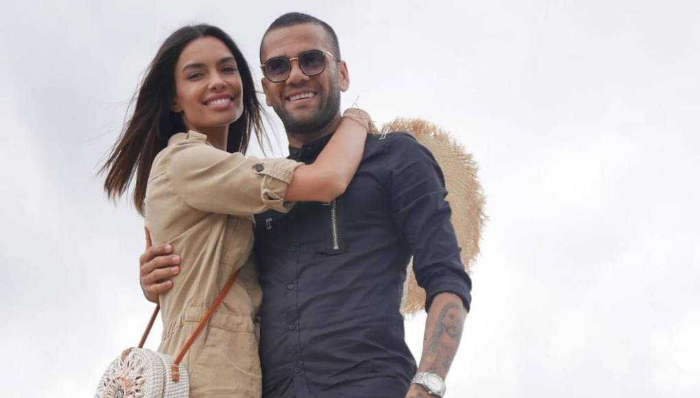 El lateral brasileño está haciendo su vida fuera de prisión y tras recuperar el amor de su mujer, Joana Sanz, también se ha metido de lleno en el mundo de los negocios abriendo una nueva empresa.