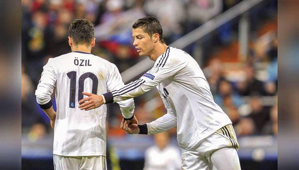 Luego dio el salto al Werder Bremen donde totalizó. En 2010 fue vendido al Real Madrid y en 2013 pasó a la Premier League con el Arsenal.