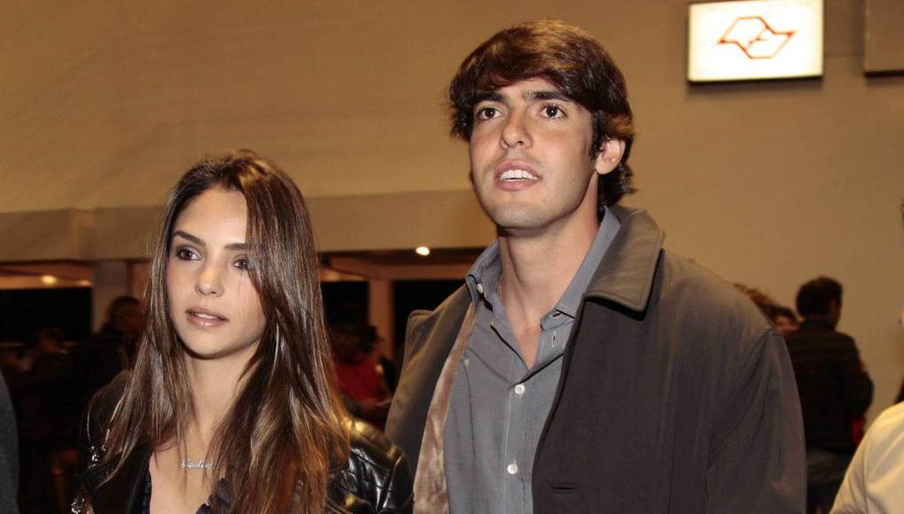 “Si a Kaká lo dejaron por ser demasiado perfecto, que nos esperara a nosotros que somos simples mortales”, “Kaká era lo que toda mujer quiere, un esposo atento, guapo, detallista, romántico, millonario y con poder social, pero aun así lo cambiaron por otro. El amor no existe, me quedó muy claro”, dicen algunos usuarios de dicha red.