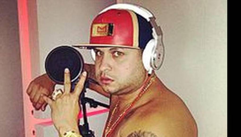 Tempo, es un rapero de la ‘vieja escuela’ latina, es un versador y rimador. Su nombre real es David Sánchez Badillo y se dio a conocer como uno de los máximos exponentes del género urbano en 1995 en Puerto Rico. Asimismo, autoproclamado como ‘el gato de los ojos verdes’, se especializó en las “tiraeras”, teniendo ‘batallas’ contra Lito &amp; Polaco, Master Joe &amp; O.G. Black, Nicky Jam y Daddy Yankee entre otros. Tempo se dio a conocer con fuerza fuera de Puerto Rico, cuando el famoso ‘DJ Playero’ lo invitó a participar en el disco ‘Playero 41’, en el que interpretó cuatro temas, siendo el más conocido o recordado ‘Bailando quiero verlas’.