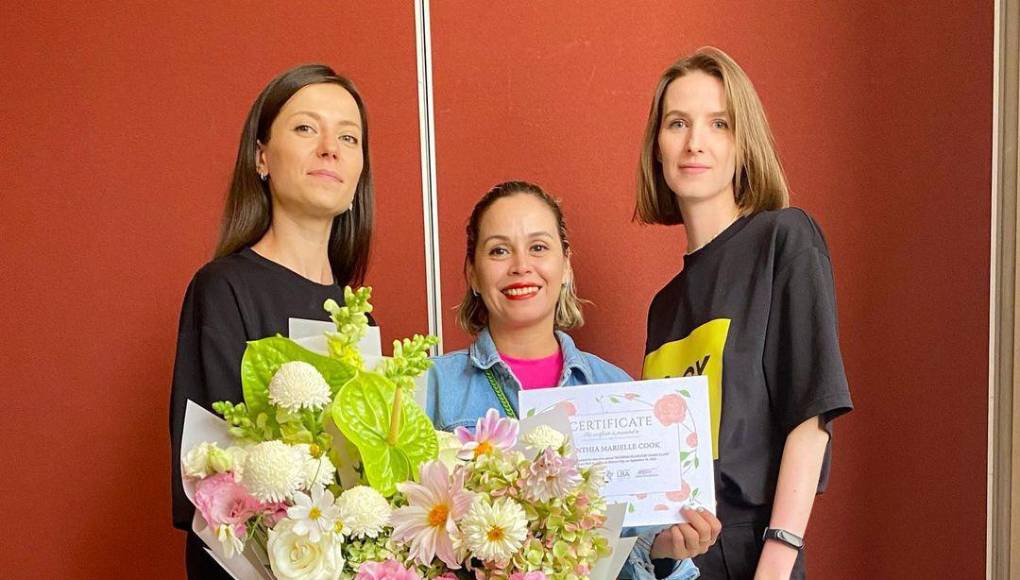 A medida que su pasión crecía, comenzó a capacitarse con reconocidas floristas de Rusia y Francia. Además, acudía al mercado Guamilito para aprender las técnicas que usan los vendedores de flores.