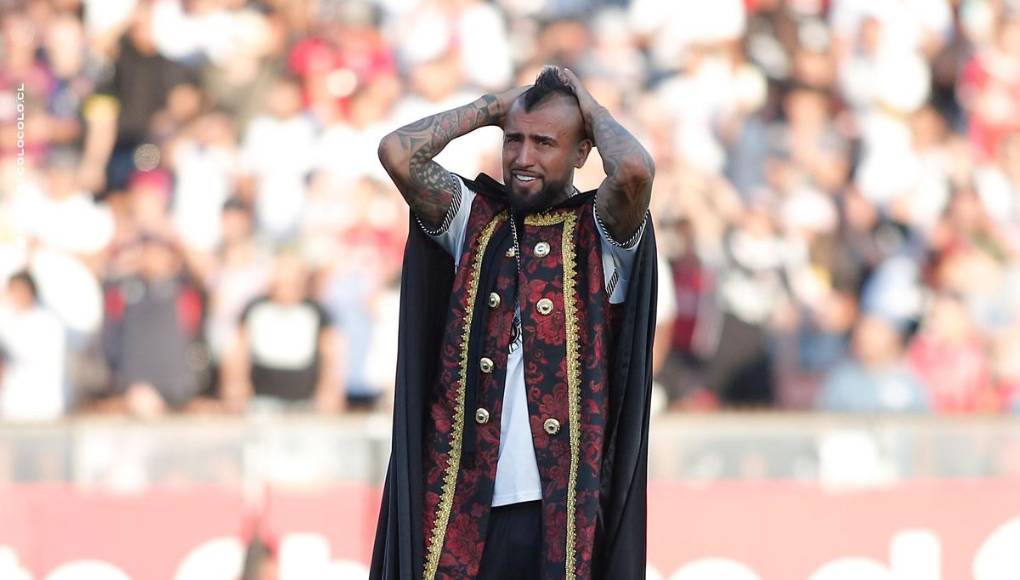 “Es muy difícil”, logró pronunciar ante el micrófono de pie en el círculo central del campo del equipo albo en la capital chilena.