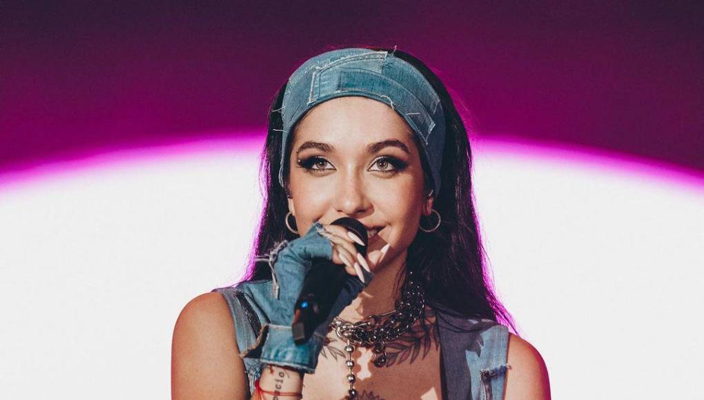 María Becerra comenzó su carrera a los 12 años, subiendo videos a las redes sociales. En 2019 incursionó el pop urbano y en 2021 saltó a la fama mundial con una colaboración en el tema “Qué más pues”, junto a J Balvin. 