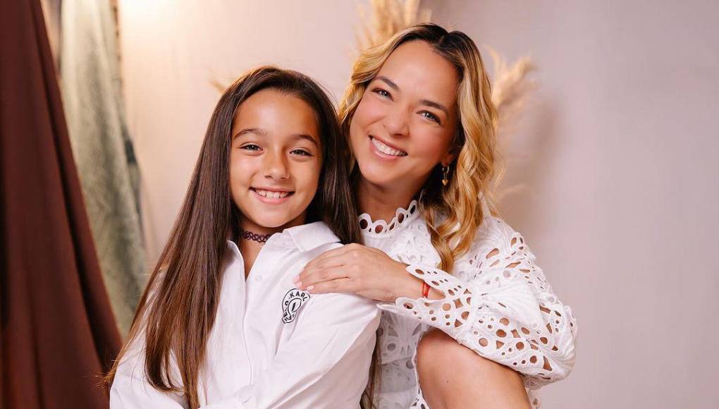  Es por eso que este 18 de mayo ha sido especial para ella, pues además de celebrar su cumpleaños 53, se dejó consentir por todos sus fans, familiares y compañeros de trabajo, y especialmente por su hija, quien le dedicó el mensaje más especial, a través del cual dejó en claro el gran amor que tiene por ella.