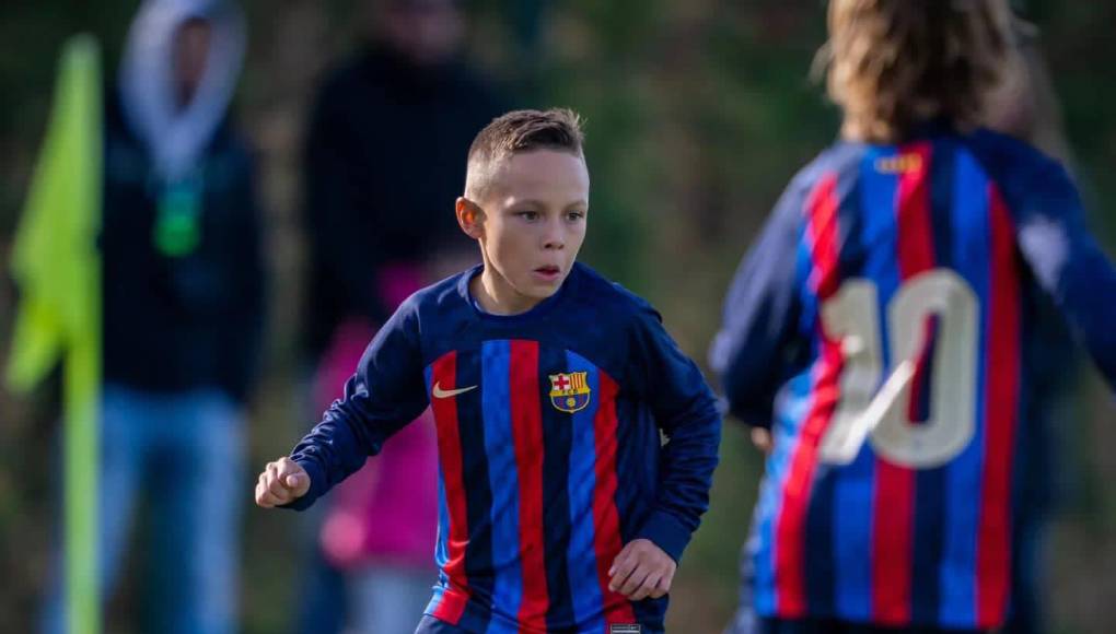 Héctor Alessandro Mejía es un niño hondureño que se forma en La Masía del FC Barcelona, una de las mejores canteras a nivel mundial y donde el talangueño tiene la oportunidad de destacar, juega en el Benjamín B. 