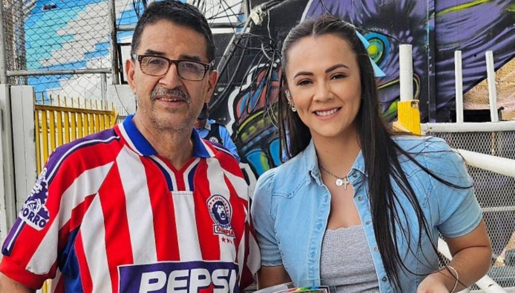 Isabel Zambrano, periodista deportiva de TVC, vivió una linda sorpresa cuando daba cobertura al partido Olimpia-Génesis y recibió este lindo detalle de parte de un aficionado merengue llamado Don Miguel.