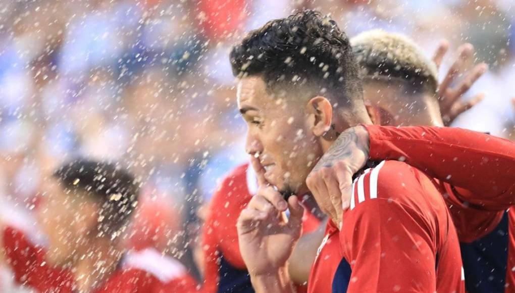 Jefferson Brenes siguió con su burla a los hondureños en medio de la lluvia de objetos.