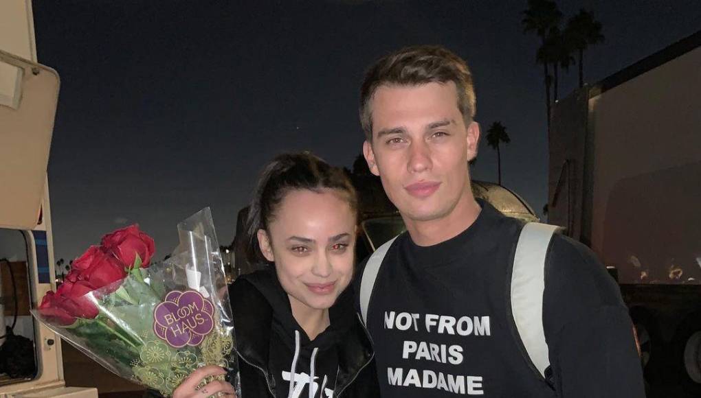 Así como ocurrió en la película, Sofia y Nicholas no se conocían, pero la química entre ellos fue casi instantánea. El casting para el rol de Luke incluso, Galitzine lo hizo por zoom y se conocieron con Carson un día antes que iniciara la filmación de la película. Prácticamente, “tuvimos que construir una confianza bastante inmediata entre nosotros”, cuenta ella.