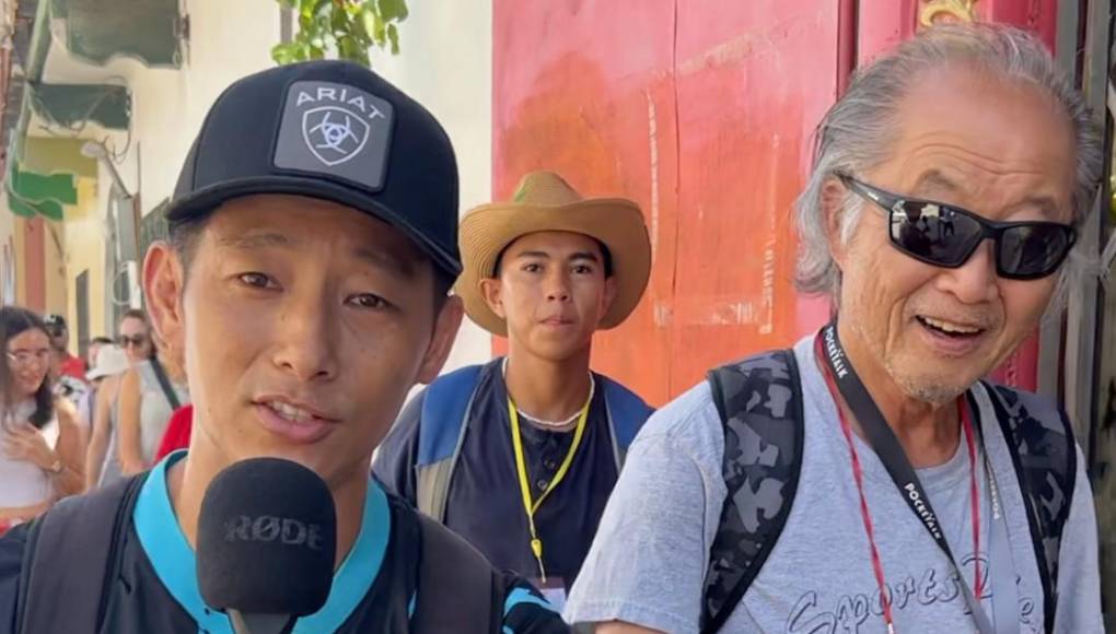 Shin Fujiyama junto a su padre en uno de sus videos y con la camisa de Honduras.