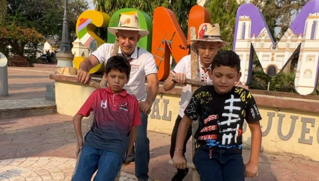 Los trocos cumplían una doble función y generalmente los usaban los niños o jóvenes cuando los enviaban a acarrear agua. De sus casas salían jugando y haciendo competencias con los demás niños, y al regresar venían cargados de botes con agua.