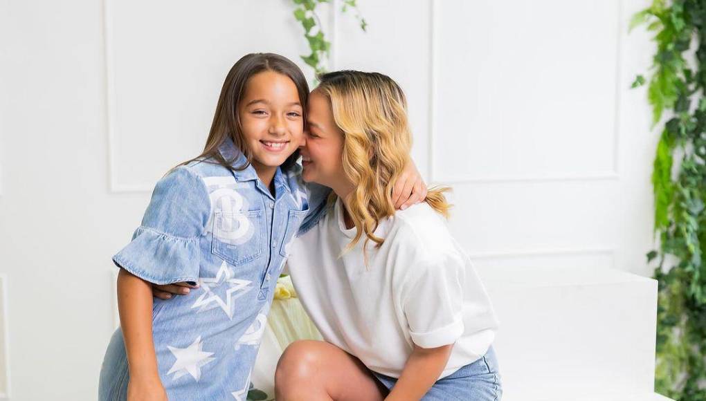 Además de Alaïa, otros amigos cercanos a la presentadora se han unido a las celebraciones, por lo que a través de sus historias de Instagram la presentadora replicó algunas de las felicitaciones que ha recibido a lo largo de su día especial. Resaltando entre ellas la de su amigo y cómplice Carlitos Perez-Ruiz, quien se encargó de dejar en claro el gran cariño y admiración que tiene por la presentadora.