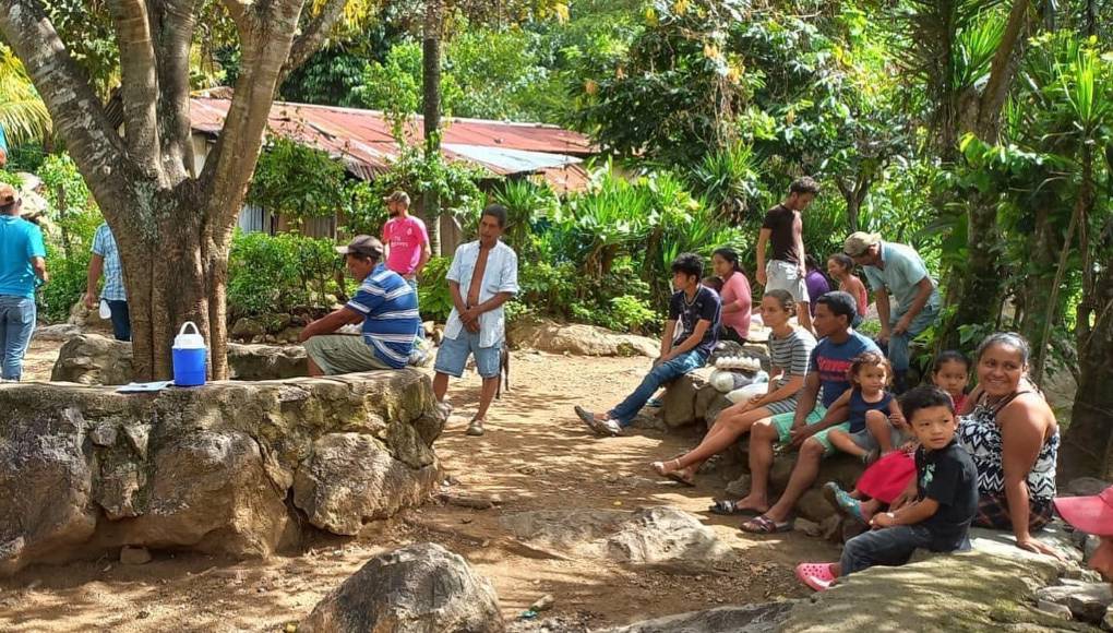 El equipo de H&amp;H se reunió con el patronato y los pobladores para conocer sus principales necesidades y proponerles trabajar juntos durante un periodo de 10 años para llevar desarrollo a la comunidad. 