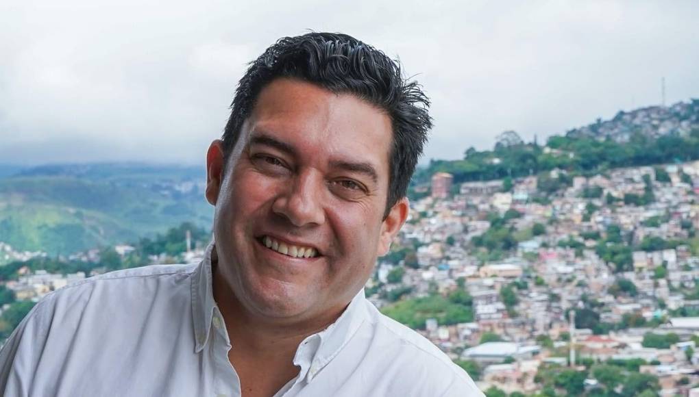 Por su parte, Zelaya aseguró que se comprometerá en hacer un buen trabajo y continuar el legado que Asfura dejó cuando fue el edil de la AMDC.