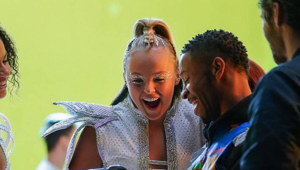 ¿Cómo reaccionó Jojo Siwa ante la parodia de SNL? Lejos de molestarse, la cantante y bailarina, compartió el clip en las historias de sus propias redes sociales y dijo: “ICONIC. Literalmente no sé qué decir. Esto es una jodida locura. Sketch de 3 minutos y medio en SNL...”