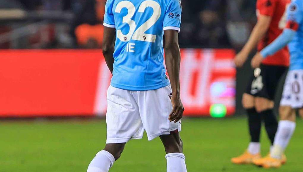 Este caso fue destapado por el periodista Daniel Sender, que informó que en el Dínamo de Bucarest se extrañaron cuando Edgar Ié no hablaba bien inglés.