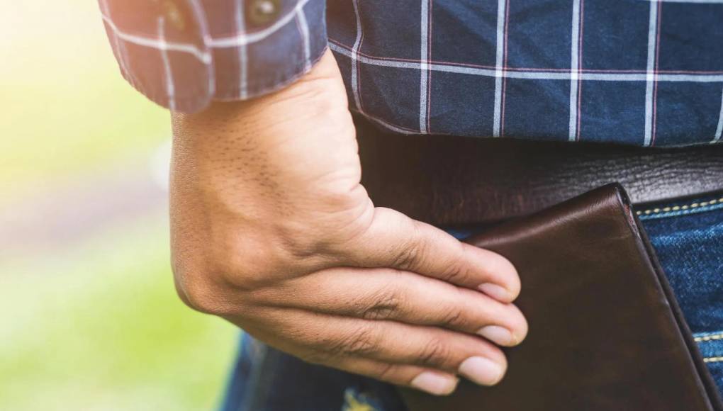 <b>No uses cartera en la bolsa de atrás</b>Si usas cartera, trata de buscar alguna que tenga cierres y no la coloques en el bolsillo trasero del pantalón, no la pierdas de vista